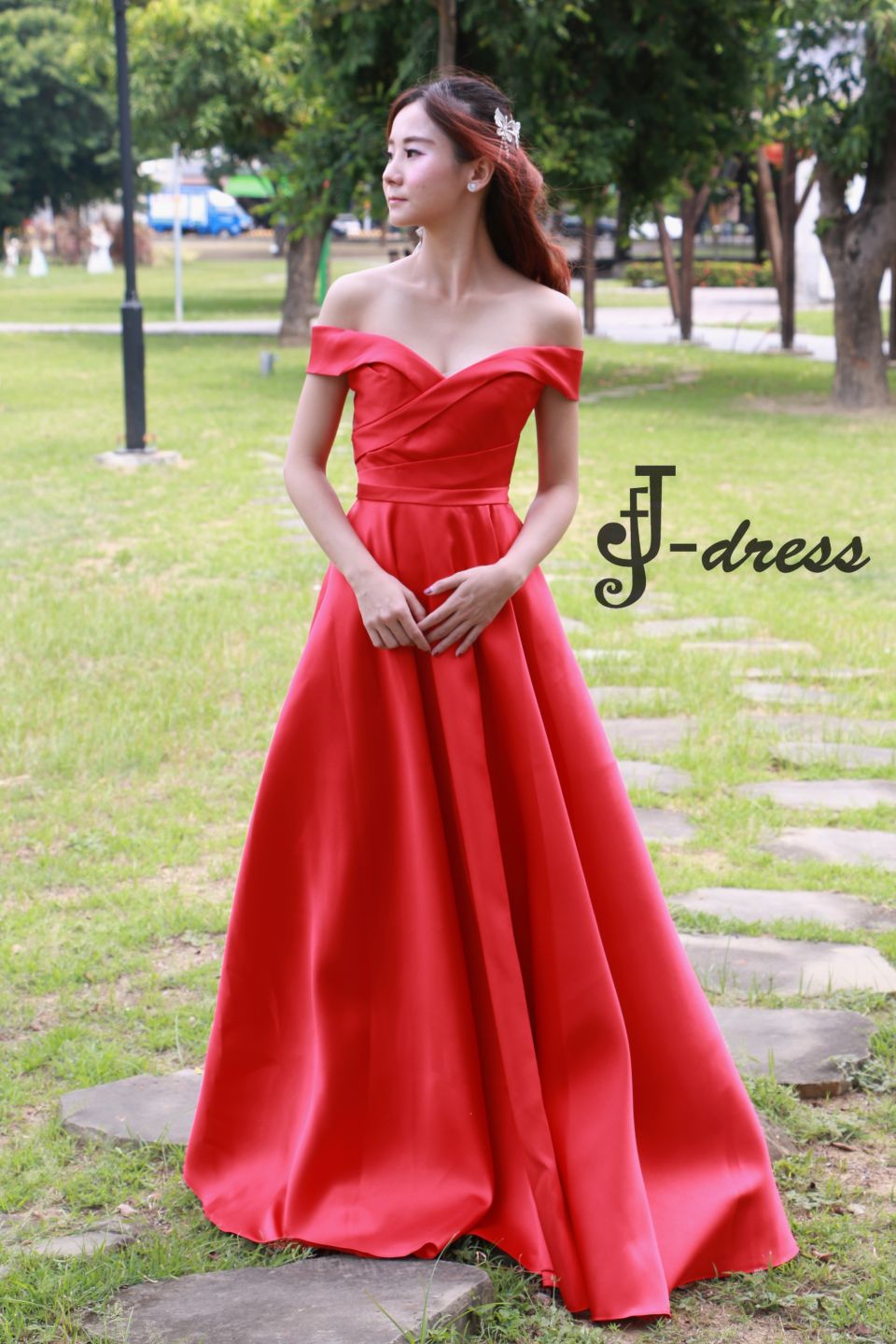 桃心领一字肩大裙摆长礼服