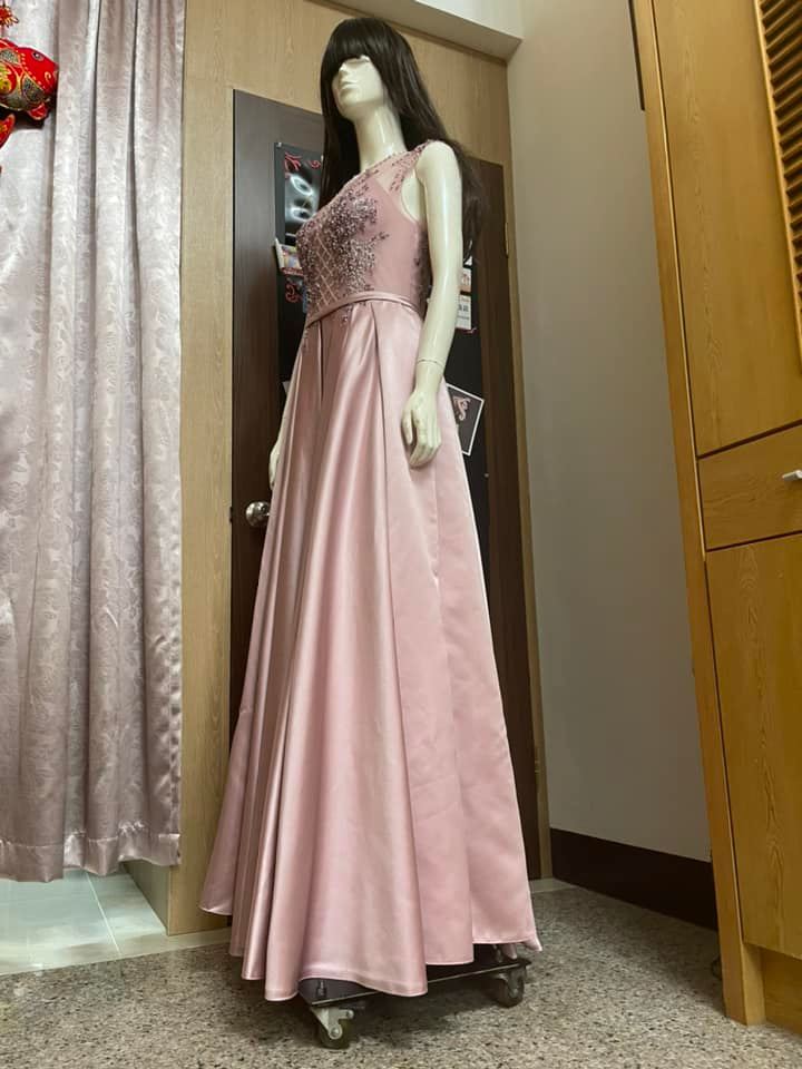 粉色手工縫珠長禮服