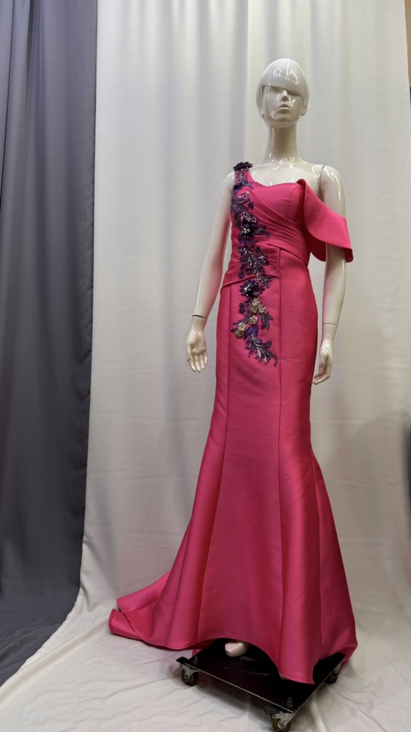 玫瑰桃紅不對稱刺繡魚尾禮服