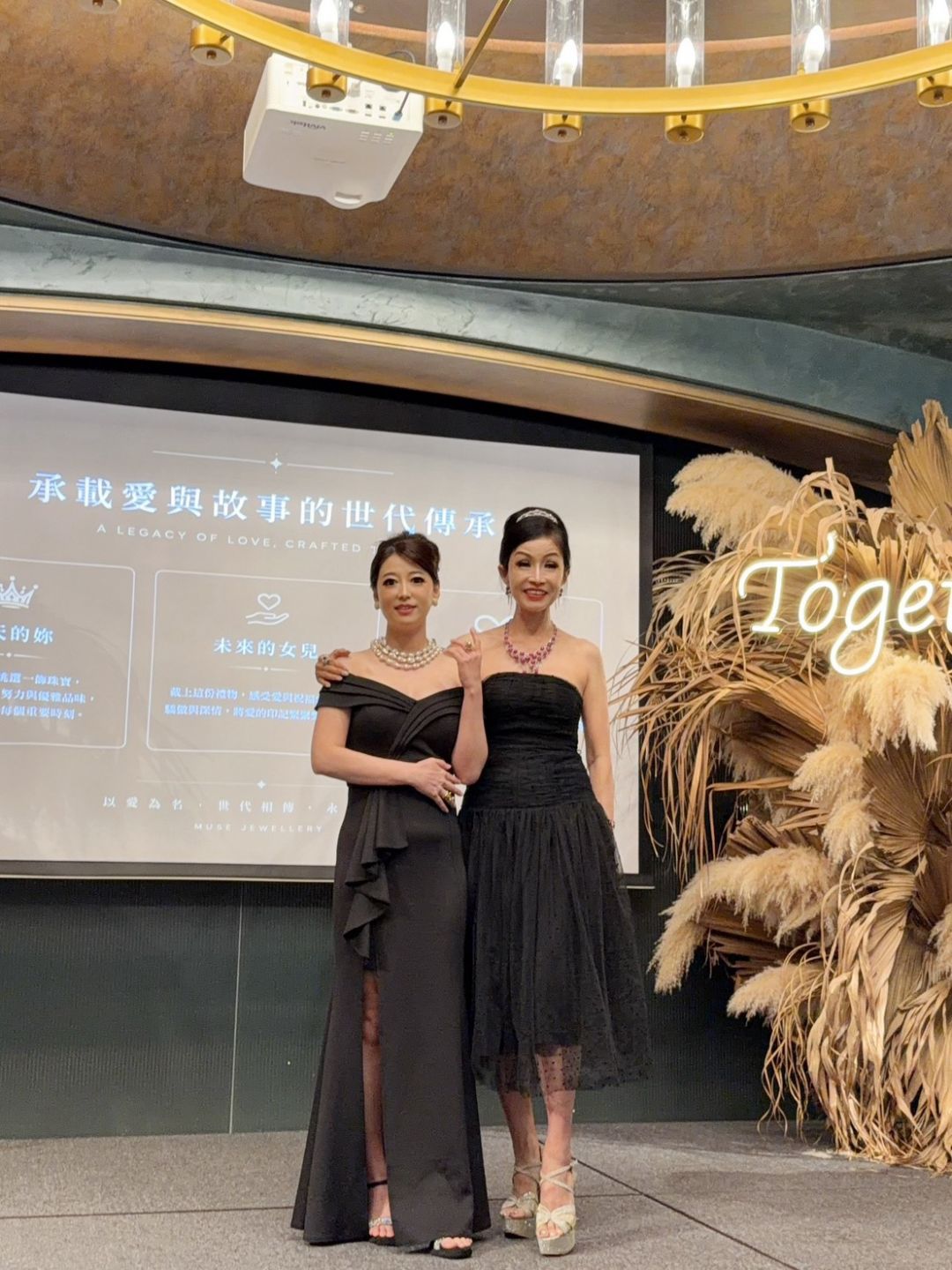 黑色斜肩修身長禮服珠寶美學活動實穿